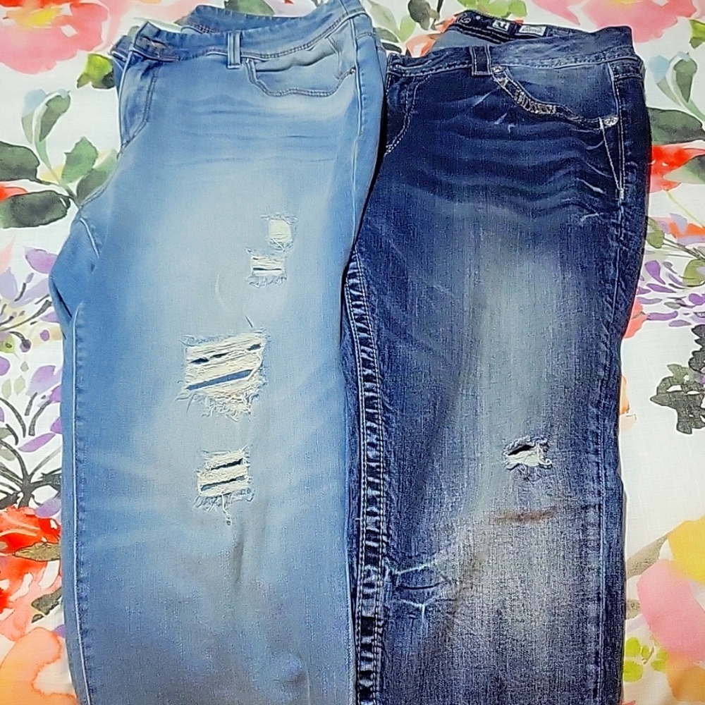 One pair of Chico jeans 1 pair of miss me jeans.